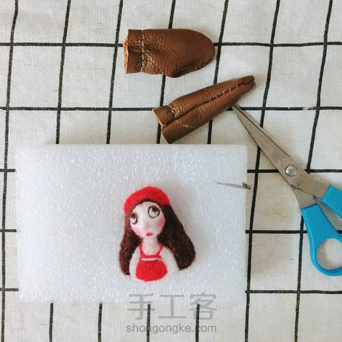 【原创毛毡手作】小红帽姑娘｜毛毡挂件／胸针 第5步