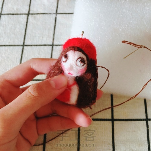 【原创毛毡手作】小红帽姑娘｜毛毡挂件／胸针 第6步
