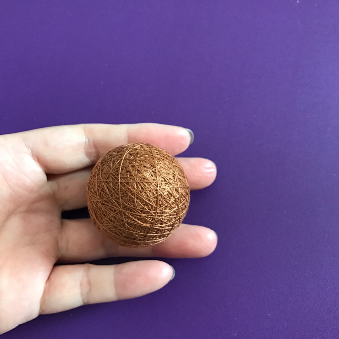 做素球是做做手鞠球的基础，有些人喜欢用泡沫球来做底球，橙子还是喜欢用天然的材料自己做。在日本用稻壳做球芯是一种传统也是一种美好的祝愿
