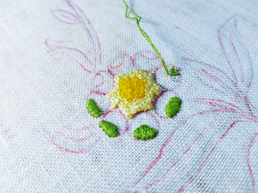 在微喇棉麻裤子上刺绣，选取绣球花作为图案素材。