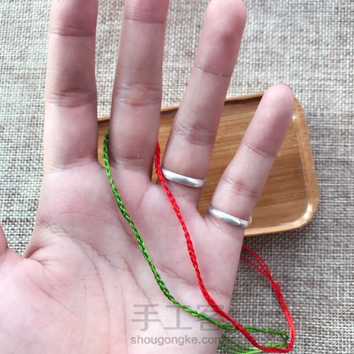 编手绳必会的纽扣结教程 第1步