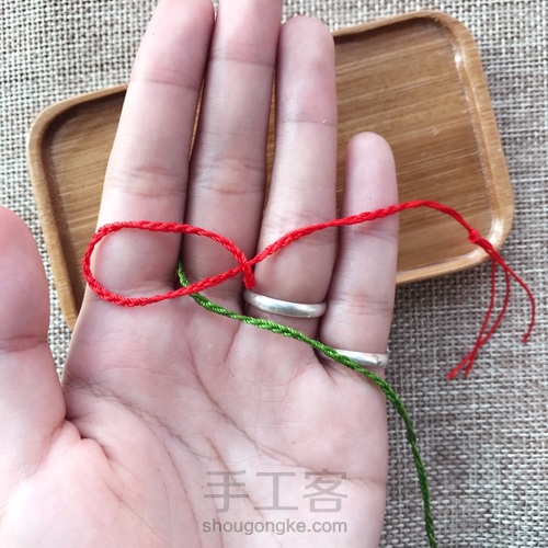 编手绳必会的纽扣结教程 第2步