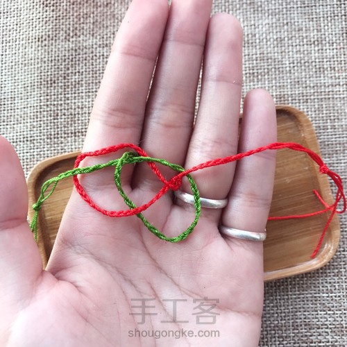 编手绳必会的纽扣结教程 第3步