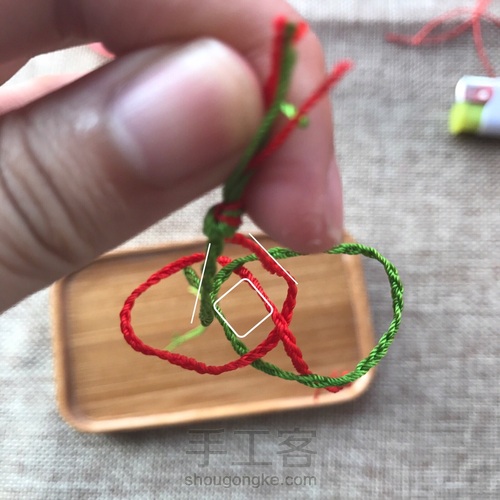 编手绳必会的纽扣结教程 第4步