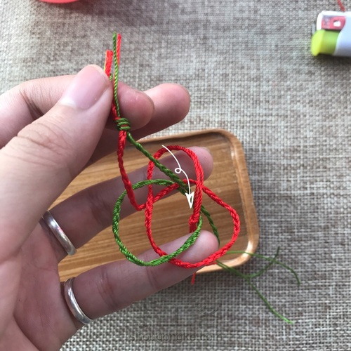 编手绳必会的纽扣结教程 第5步