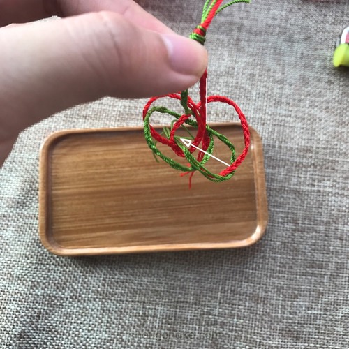 编手绳必会的纽扣结教程 第6步