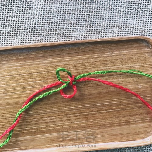 编手绳必会的纽扣结教程 第7步