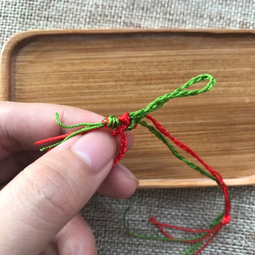 编手绳必会的纽扣结教程 第9步