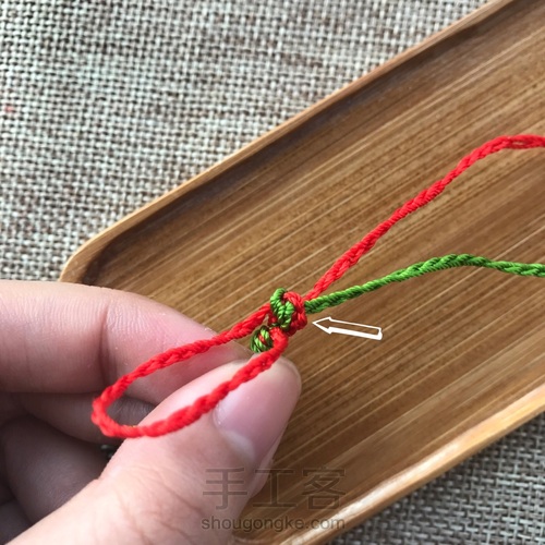 编手绳必会的纽扣结教程 第11步