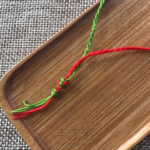 编手绳必会的纽扣结教程 第13步