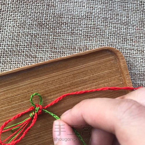 编手绳必会的纽扣结教程 第10步