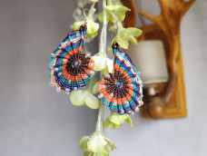 看见一张分享图做的这个彩色的鹦鹉螺耳环，可以自己配色或者做纯色的。