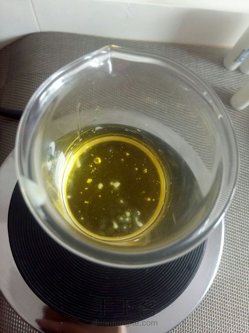 橄榄蜂蜜润唇膏 第3步