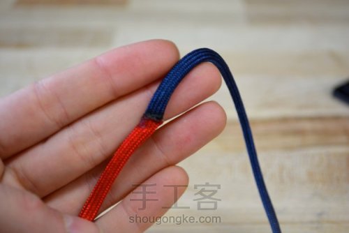 一款简单的蛇结宠物犬编织项圈 第4步