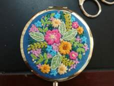原创是韩国的刺绣家，她绣的小型花草配色非常棒