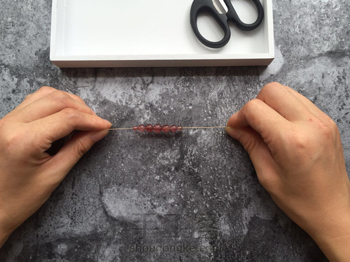 草莓晶塔珠手链制作 第2步