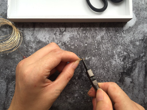 草莓晶塔珠手链制作 第4步