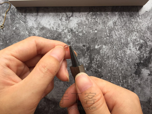 草莓晶塔珠手链制作 第7步