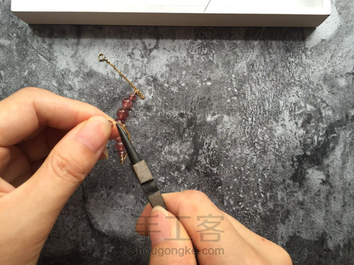 草莓晶塔珠手链制作 第8步