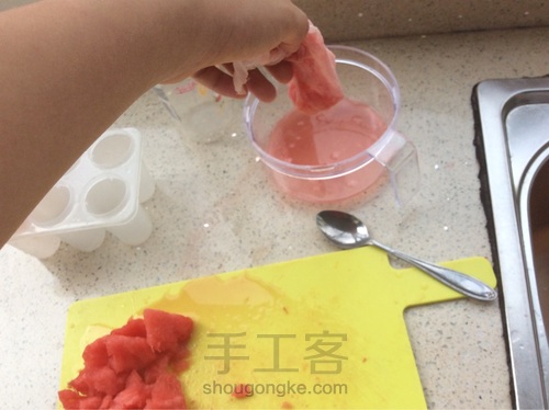 西瓜冰沙和西瓜冰棍的做法 第5步