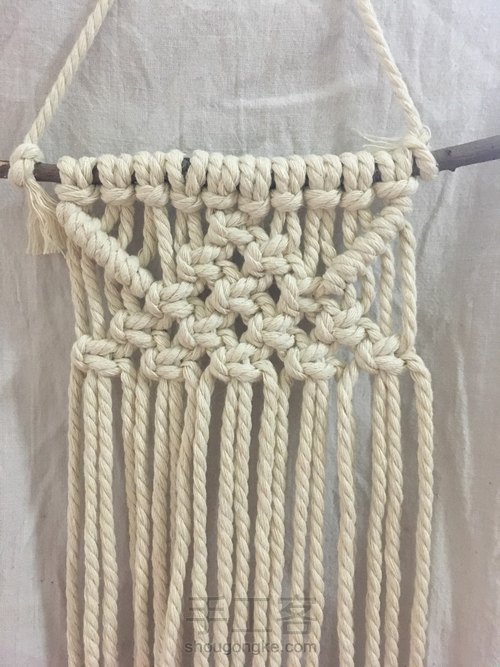 招桃花的手工编织小挂毯壁挂Macrame 第6步