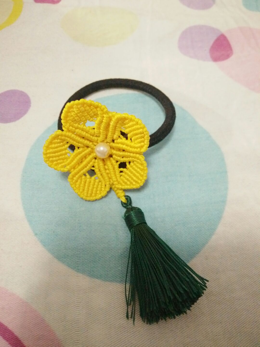 用一朵小黄花做了头绳