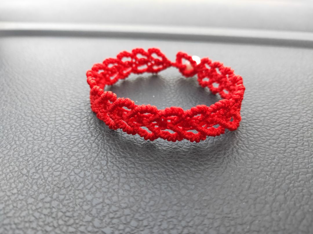仿照网上编了这款心形手链，红红的，送给本命年的小姑娘