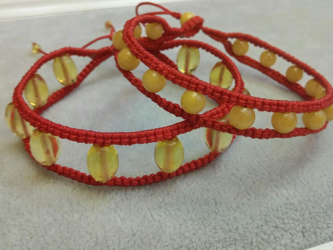 是用雀头结编成的手链，珠子和绳子可以换成自己喜欢的