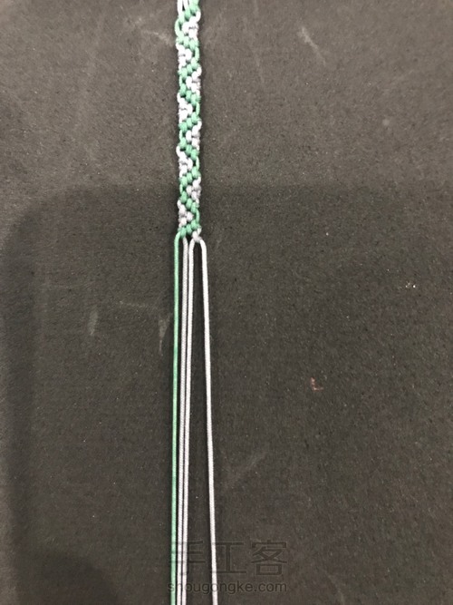 四线反斜卷结波浪纹手绳 第2步