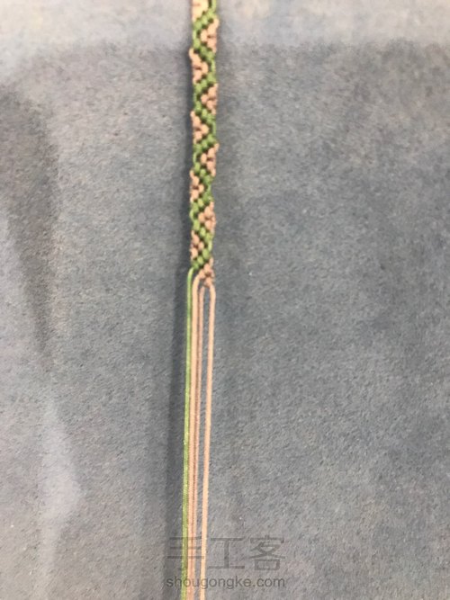 四线反斜卷结波浪纹手绳 第4步