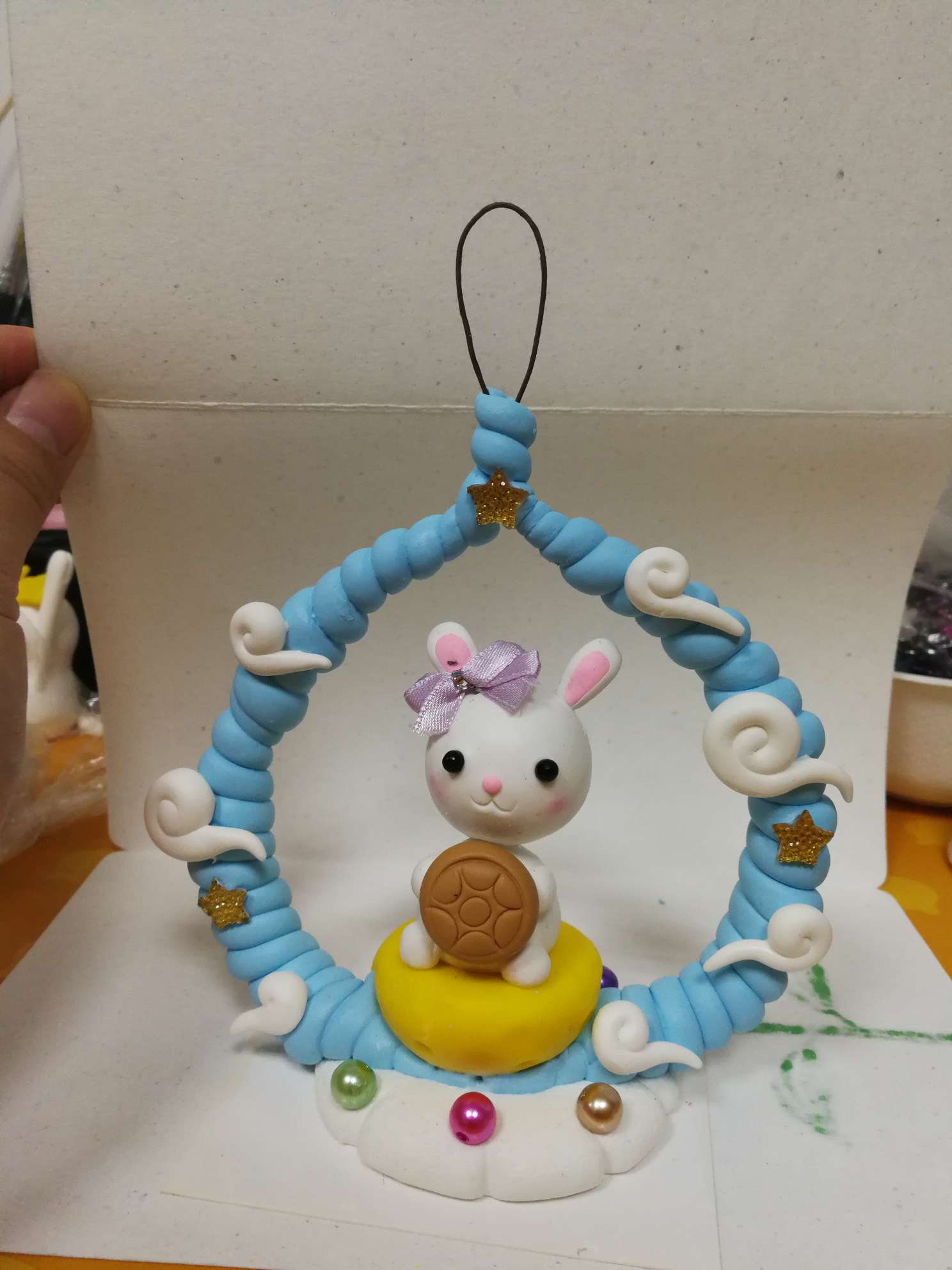 树脂粘土简单制作手法，做出中秋节日主题的玉兔挂饰