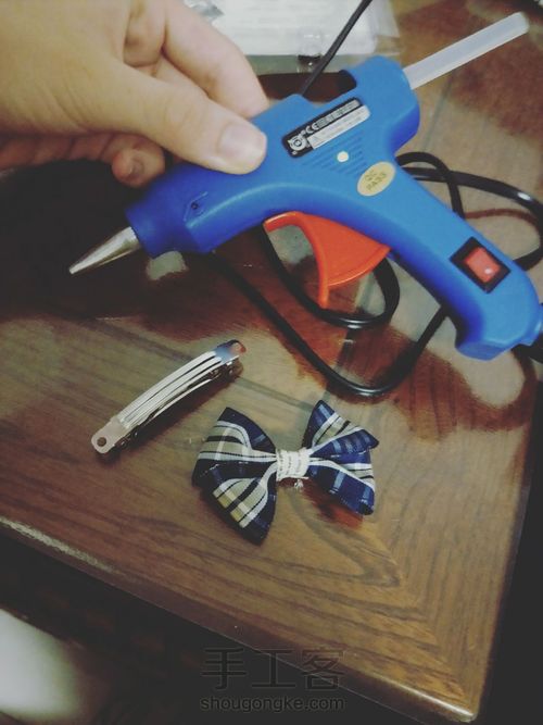 制作一个独一无二的蝴蝶结头饰 第15步