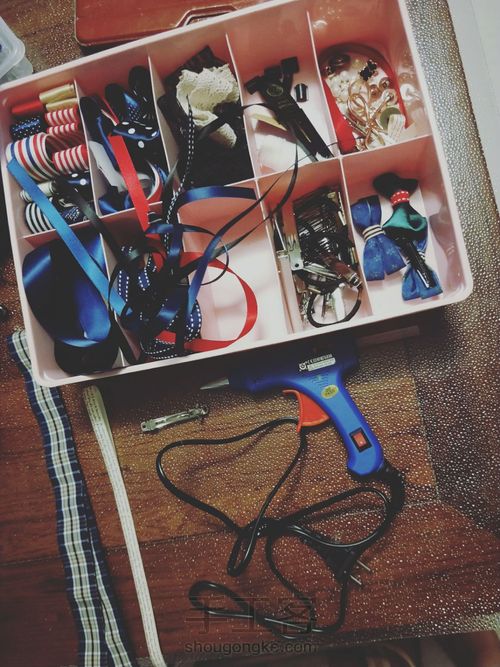 制作一个独一无二的蝴蝶结头饰 第2步