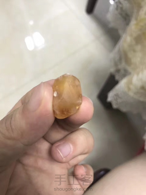 惊喜蜕变:琥珀原石打磨抛光的过程 第1步