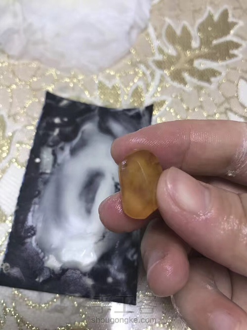 惊喜蜕变:琥珀原石打磨抛光的过程 第2步