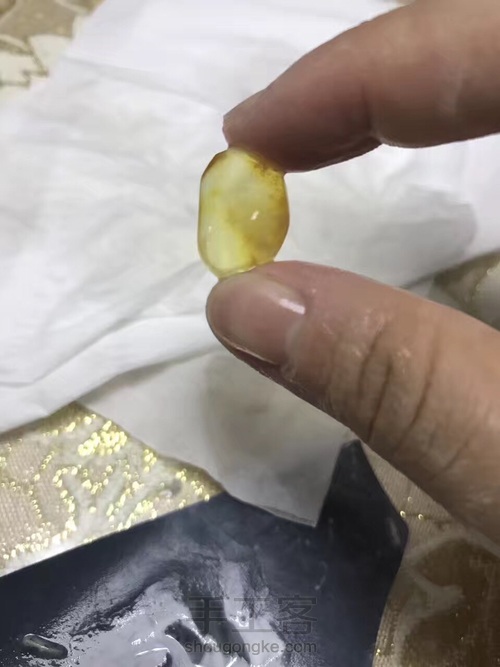 惊喜蜕变:琥珀原石打磨抛光的过程 第3步