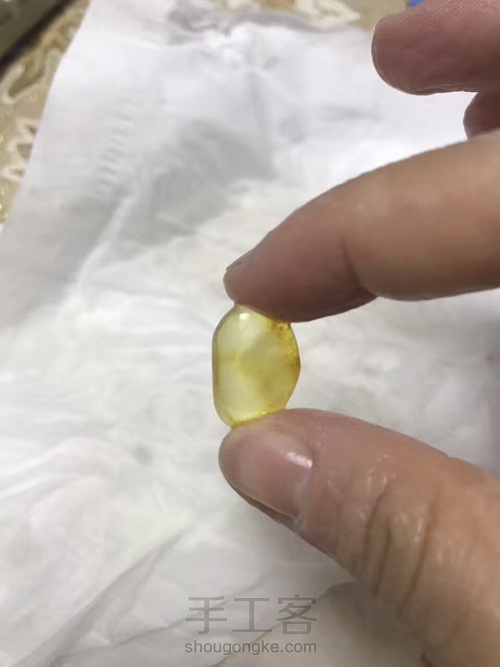 惊喜蜕变:琥珀原石打磨抛光的过程 第4步
