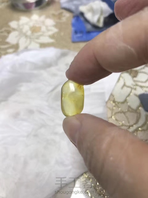 惊喜蜕变:琥珀原石打磨抛光的过程 第5步