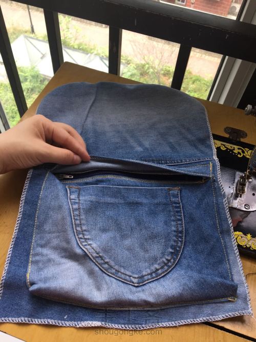 DIY将旧牛仔裤改造成双肩背包 第6步