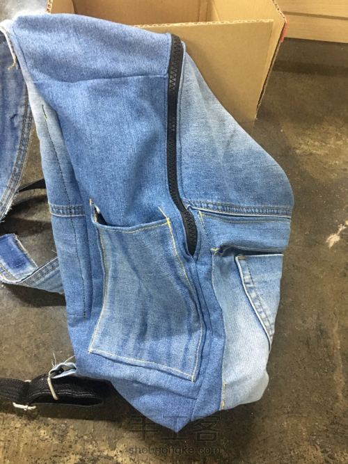 DIY将旧牛仔裤改造成双肩背包 第11步