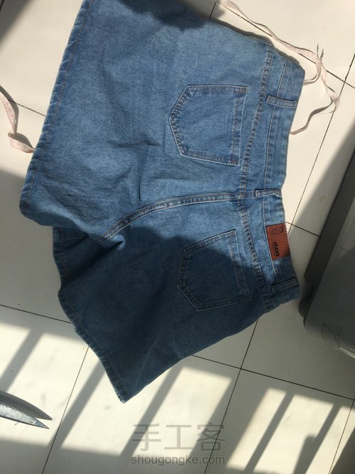 牛仔短裤做单肩手提包 第1步