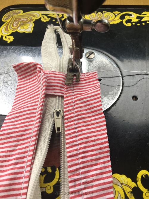 牛仔短裤做单肩手提包 第4步