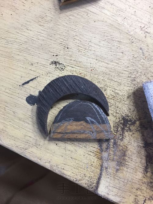 黑檀木月牙形吊坠 第2步