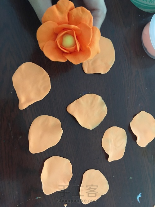 古铜背景的花瓶 第11步