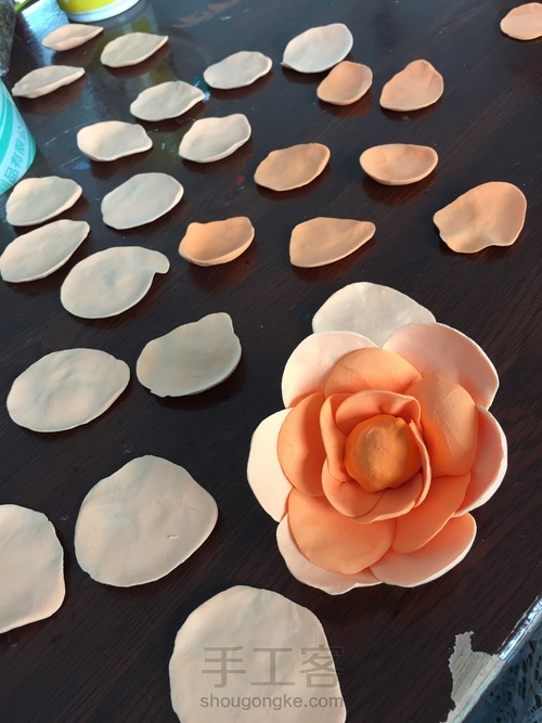 古铜背景的花瓶 第16步