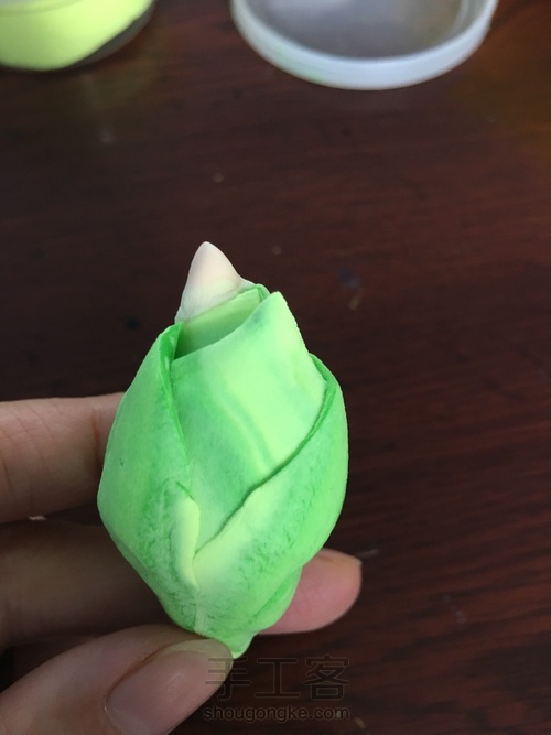 古铜背景的花瓶 第19步