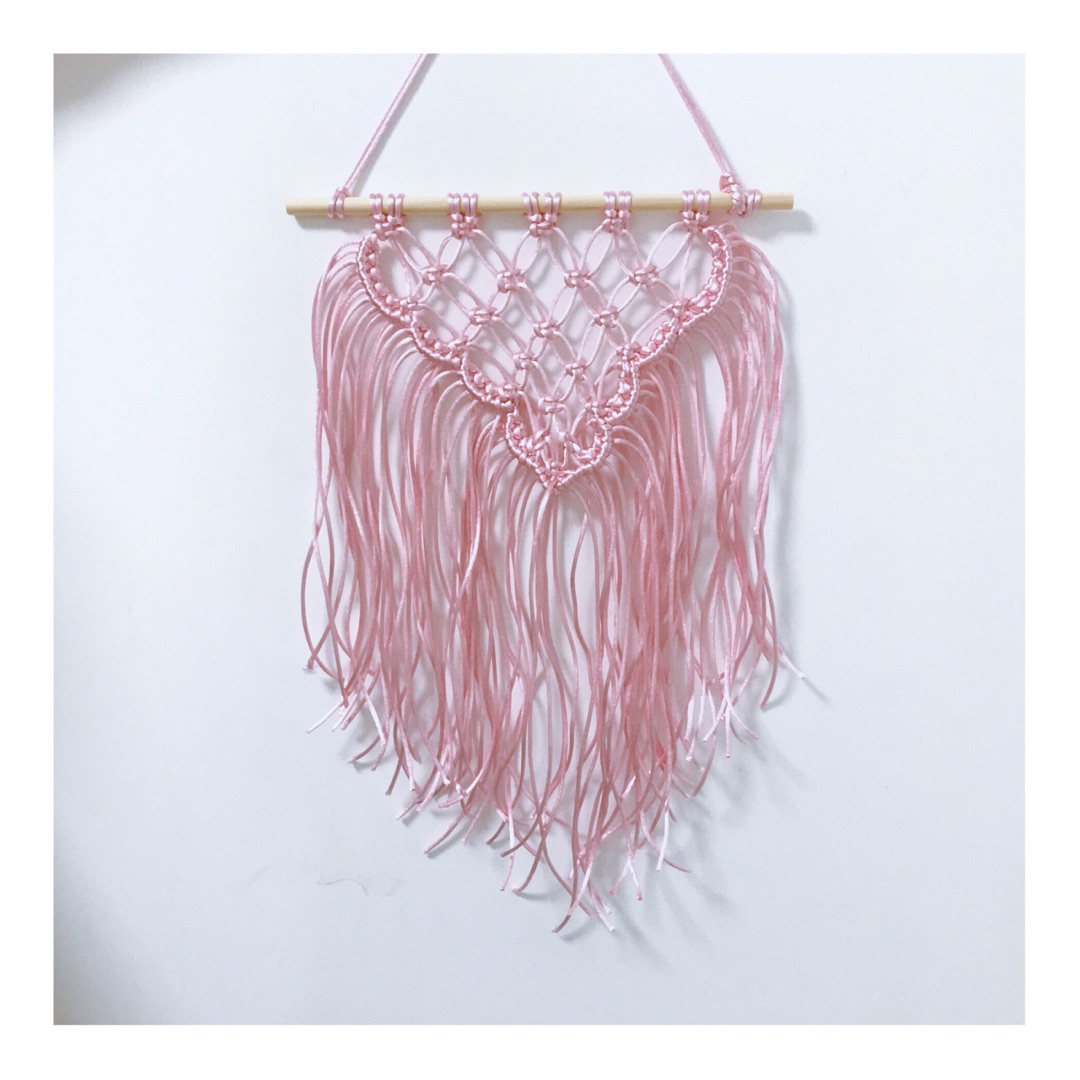 超容易学会的北欧风手工编织挂毯
这次用的是中国结的绳子，挑了超少女的粉色
