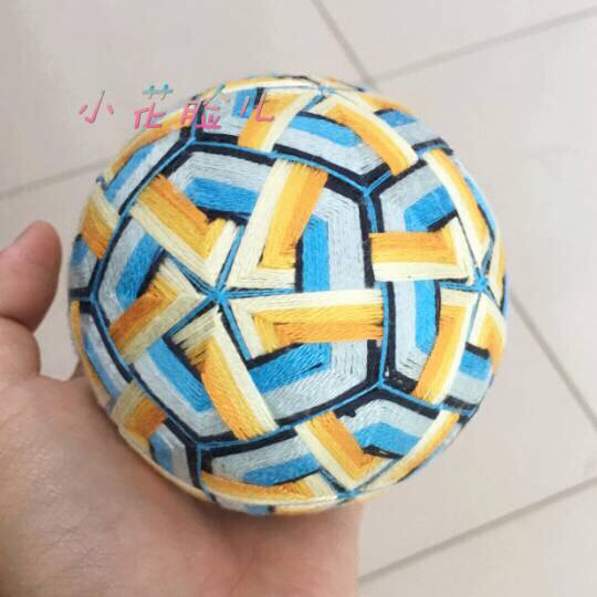 这款是美轮美奂上的球，我用的10cm直径的泡沫球做的。