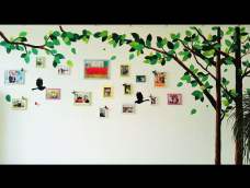 在干净的墙面上绘制两棵树做背景，悬挂上自己喜欢的照片，制作属于自己独特风格的手绘照片墙～