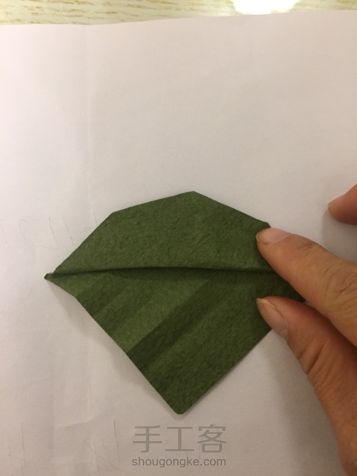 绣球花绿叶折纸教程 第12步
